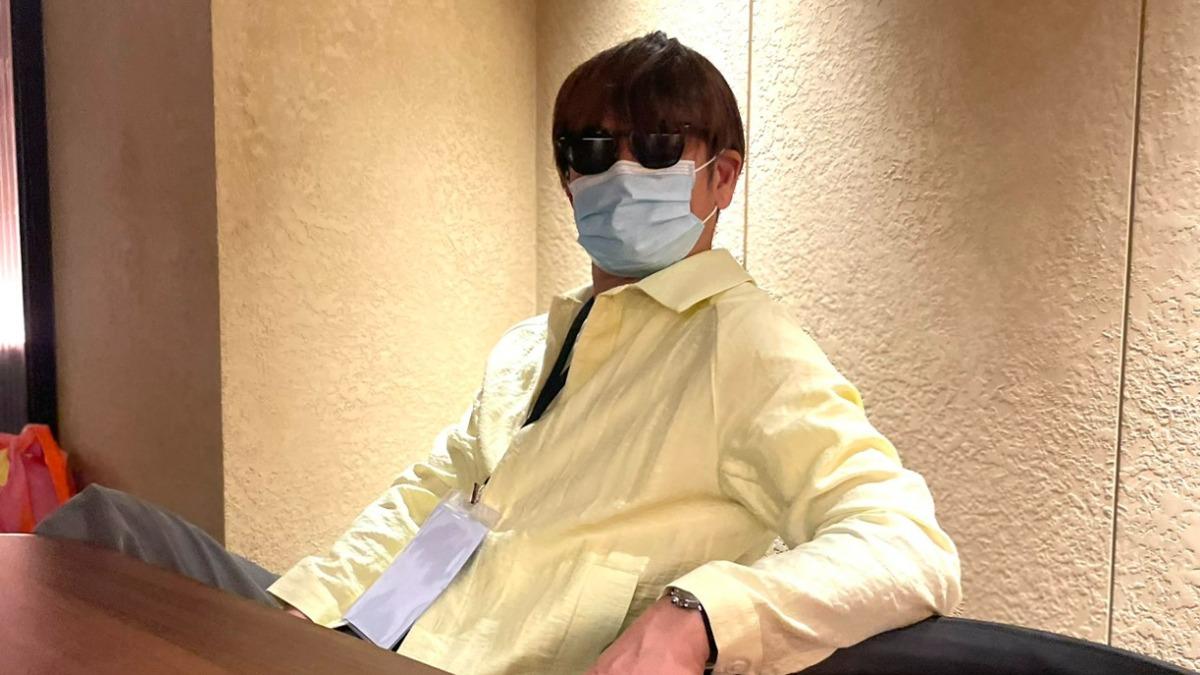 徐乃麟喬裝金髮、戴墨鏡與口罩現身宣傳現場。(圖/大浪娛樂提供)