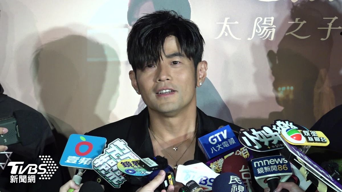 周杰倫心情大好,久違地接受媒體聯訪。(圖/TVBS)