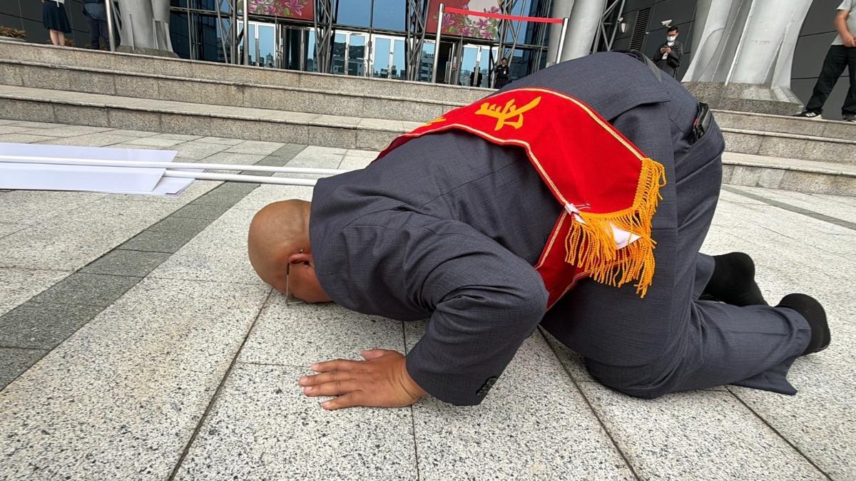 「財神總統」黃宏成宣布選嘉義市長 下跪吻地23秒展決心