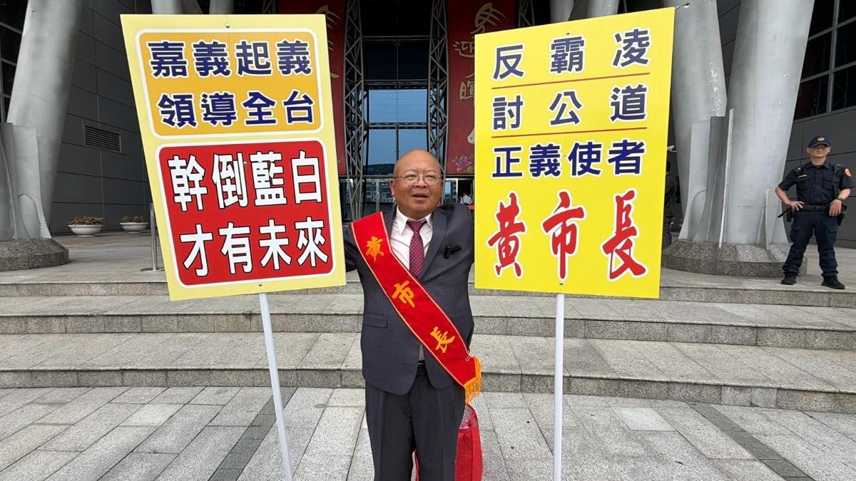 黃宏成跪伏親吻土地23秒。(圖/民眾提供)