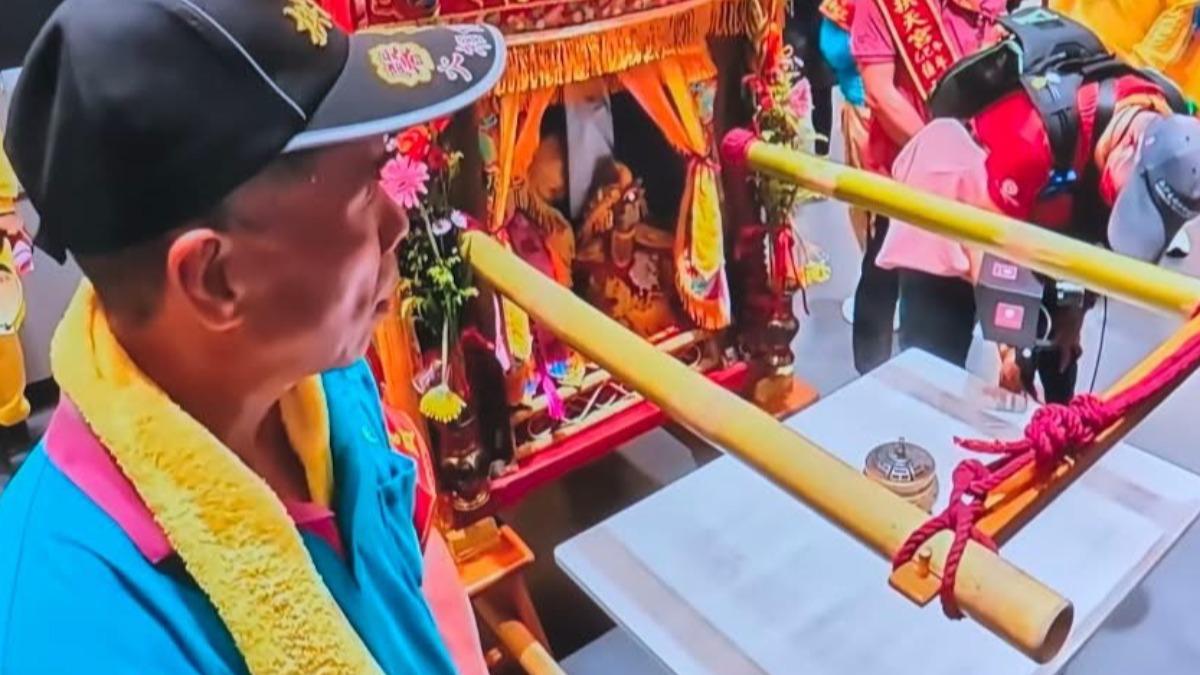藍衣紅臂章男是誰？白沙屯媽祖「導航員」身分曝　資歷逾40年