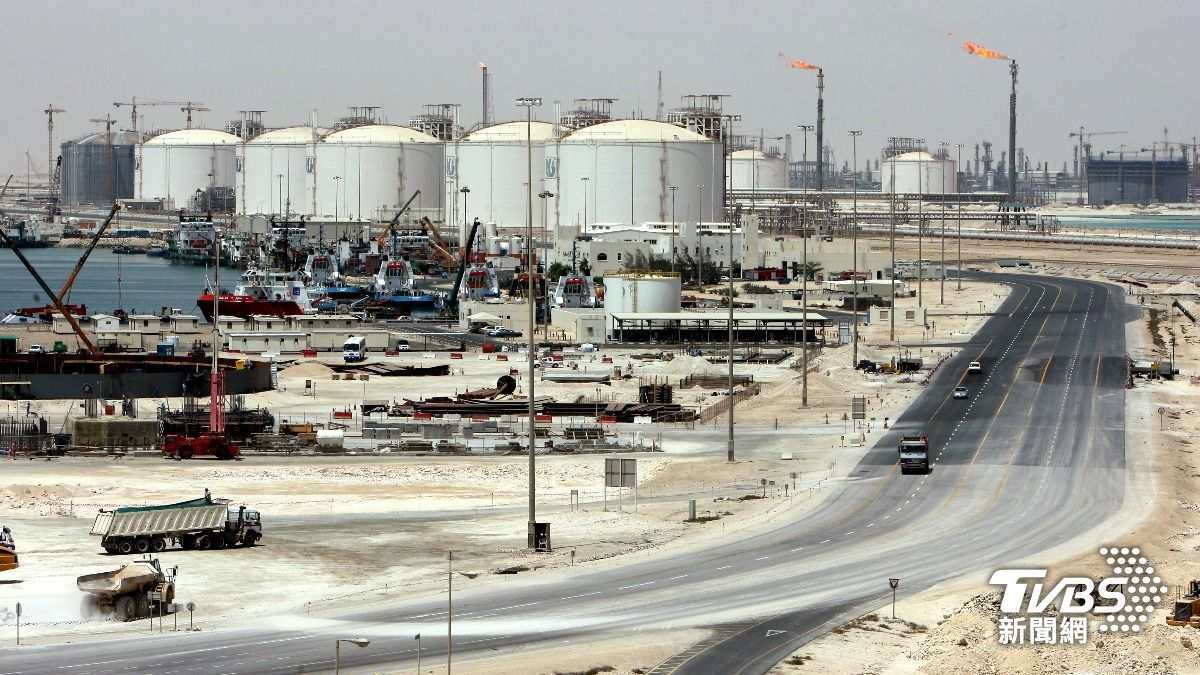 卡達的拉斯拉凡工業城（Ras Laffan Industrial City）遭猛烈襲擊，這是全球最大的液化天然氣（LNG）生產樞紐。（圖／達志影像美聯社）