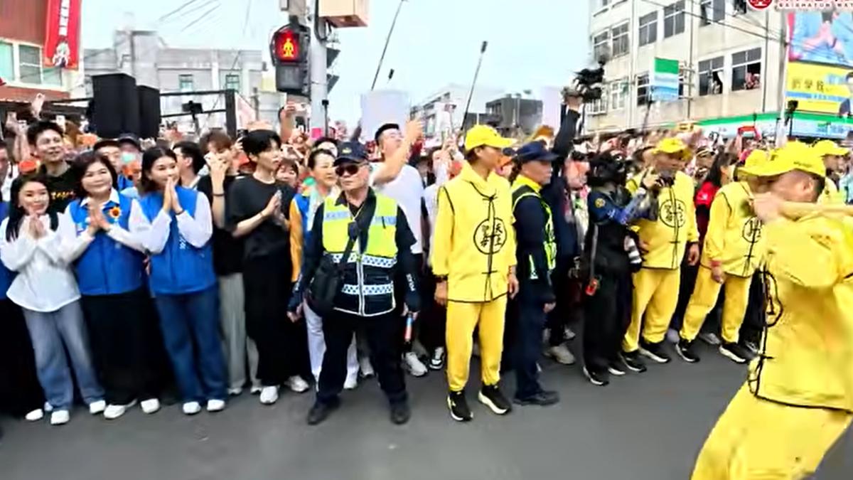 畢書盡和郭家瑋在人群中。(圖/翻攝白沙屯媽祖網路電視台YT)