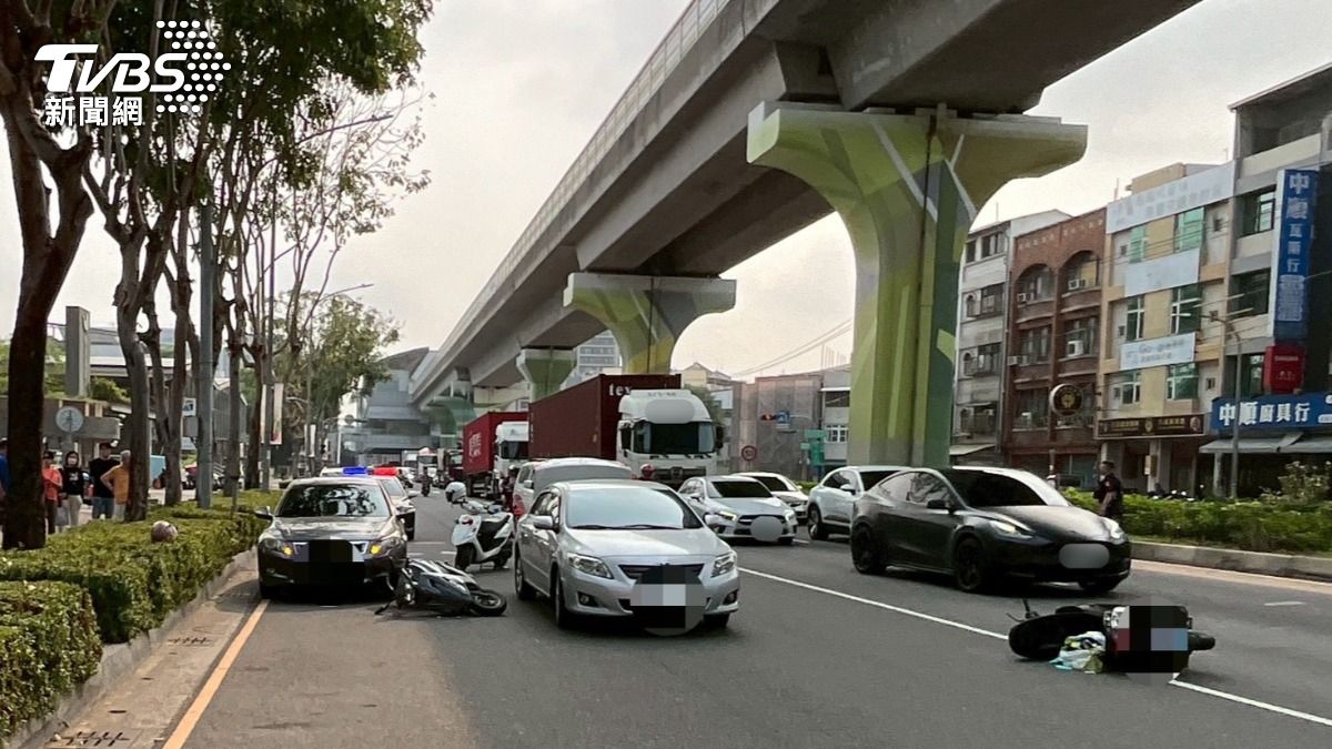 高雄女駕駛起步撞車 後座豬隊友「開門殺」再補一擊釀5車連環撞