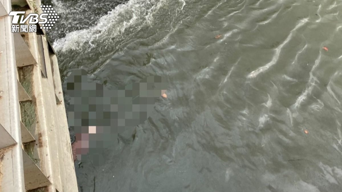 林婦的遺體載浮載沉。(圖/TVBS)