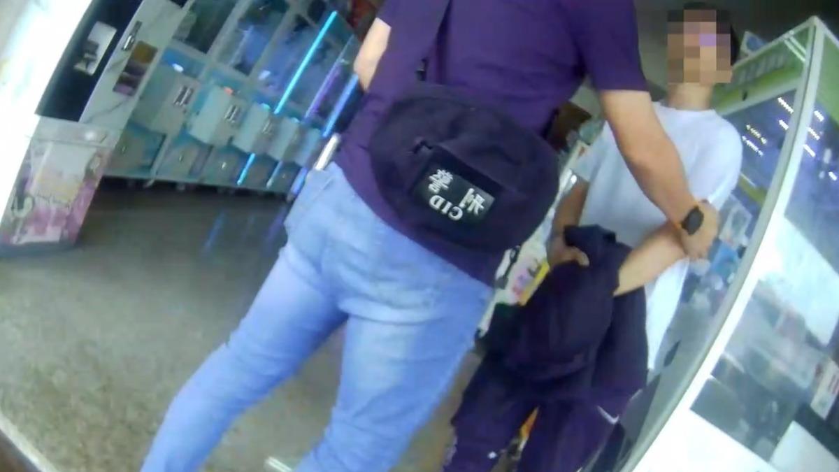 金門警方將日前盜陳顯墓的彰化20多歲李嫌逮捕到案。(圖/警方提供)