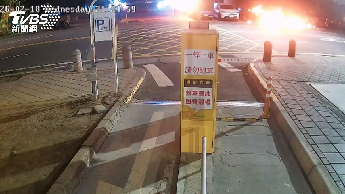今年二月，屏東林邊火車站發生隨機縱火案，嫌犯只因為手機不能玩，竟朝車站停車場狂仍7顆汽油彈，檢方起訴求處重刑。（圖／TVBS）
