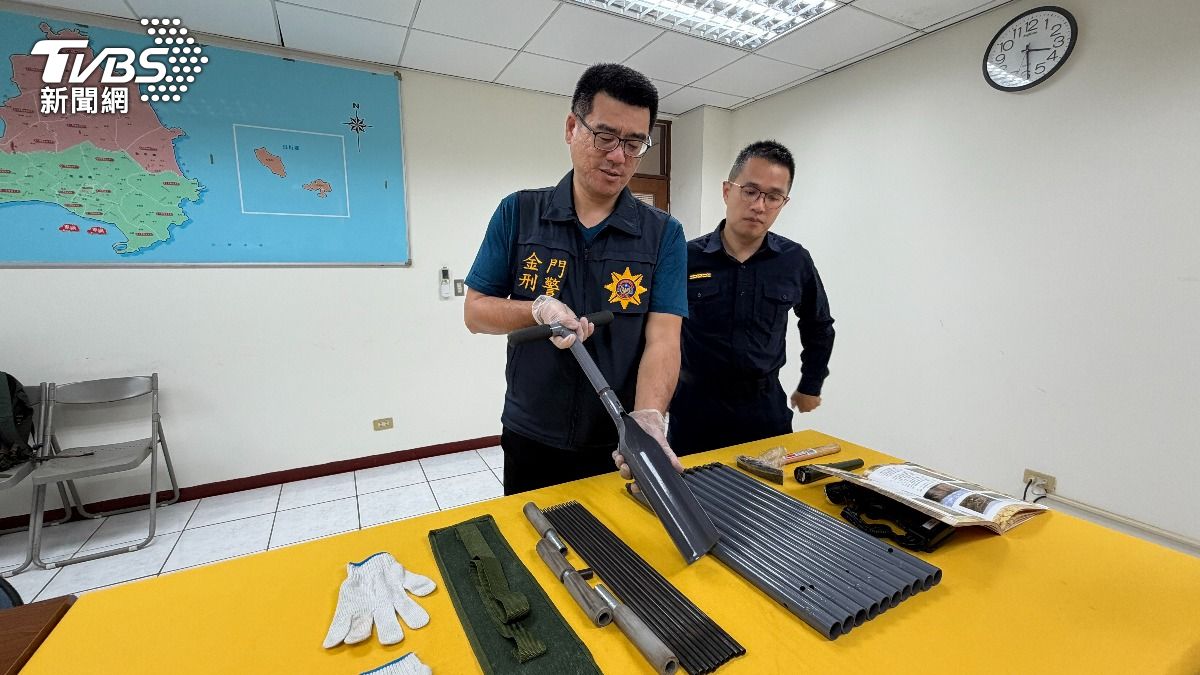 在李嫌住處發現探針及洛陽鏟等盜墓器具。(圖/程子奕攝)
