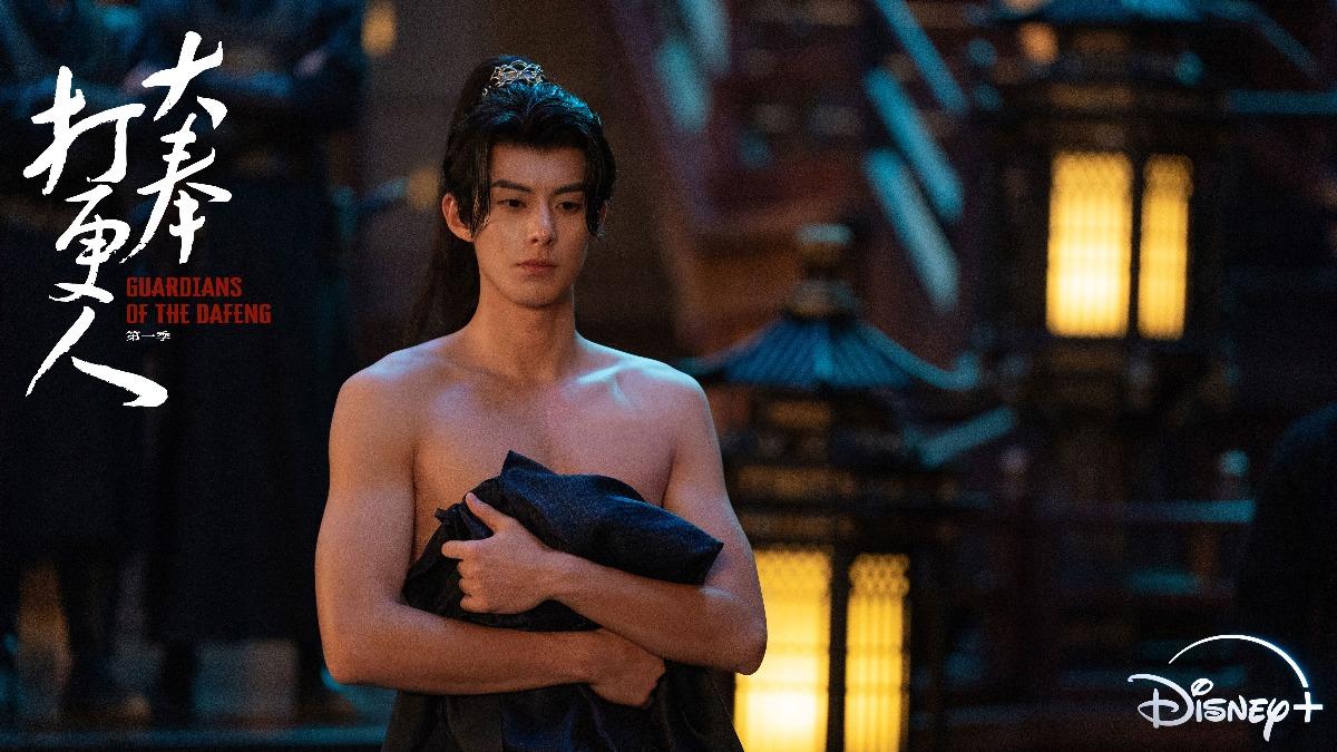 王鶴棣的肌肉靠健身苦練出來。(圖/Disney+提供)