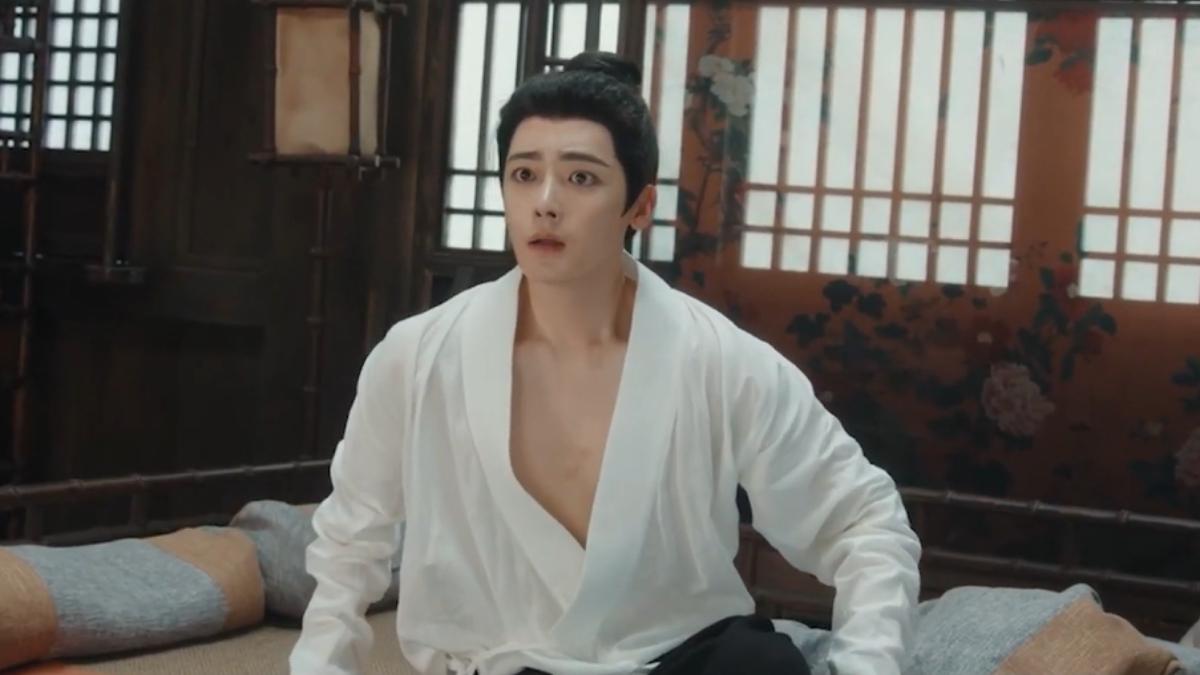 侯明昊衣衫不整。(圖/Disney+提供)