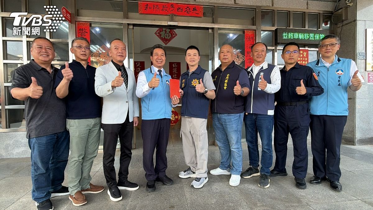 縣長陳福海與5位議員到金湖分局勉勵員警。(圖/程子奕攝)
