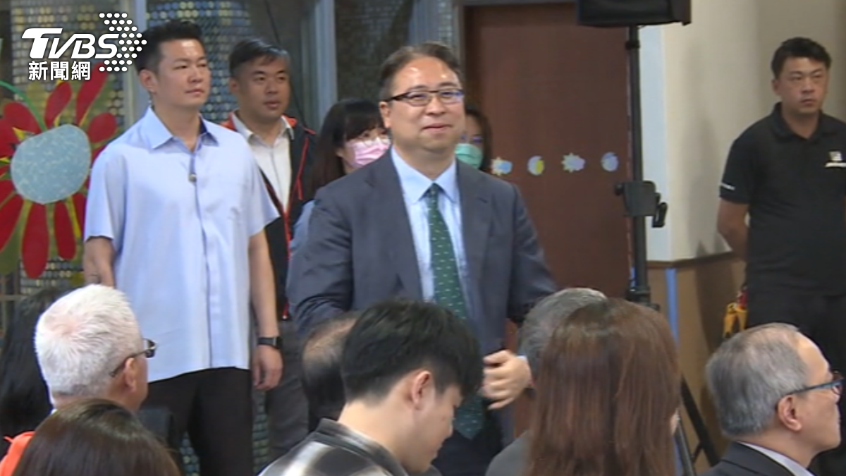 剛獲民進黨提名的桃園市長參選人黃世杰,隔天立刻合體總統。(圖/TVBS)