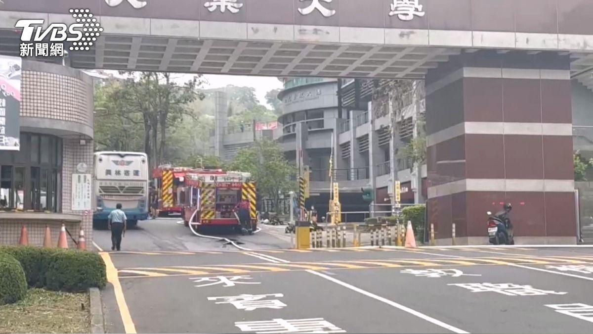 彰化大葉大學游泳池淋浴間於16日上午發生悶燒事故。(圖／TVBS)