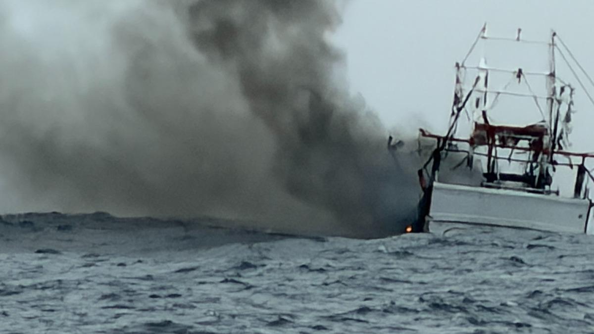 基隆籍漁船「全漁6號」在石垣島外海起火沉沒，台籍船長至今下落不明。（圖／TVBS）