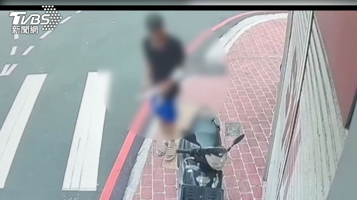 苗栗驚見持刀男遊蕩!民眾急躲店內 警逮人起底:剛出獄。(圖/TVBS)