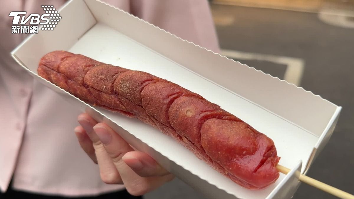 饒河夜市一家攤販，販賣中國小吃「澱粉腸」，不過先前疑似成分不明、食品未送檢遭到砲轟。（圖／TVBS）