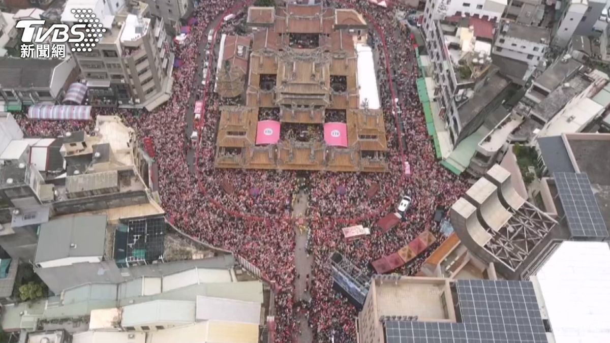 香燈腳夾道歡迎白沙屯媽祖齊聲大喊「進喔!」場面震撼(圖/TVBS)
