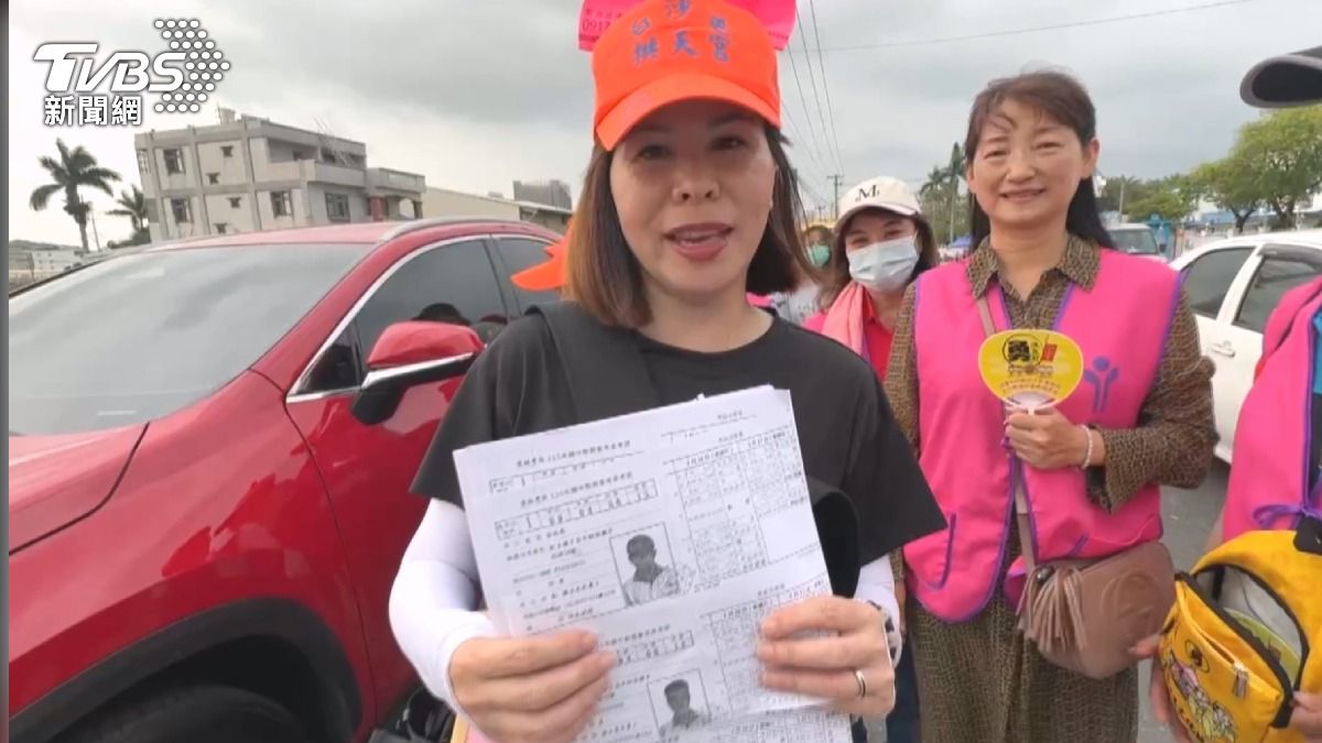校長帶著全校同學准考證為考生祈福(圖/TVBS)