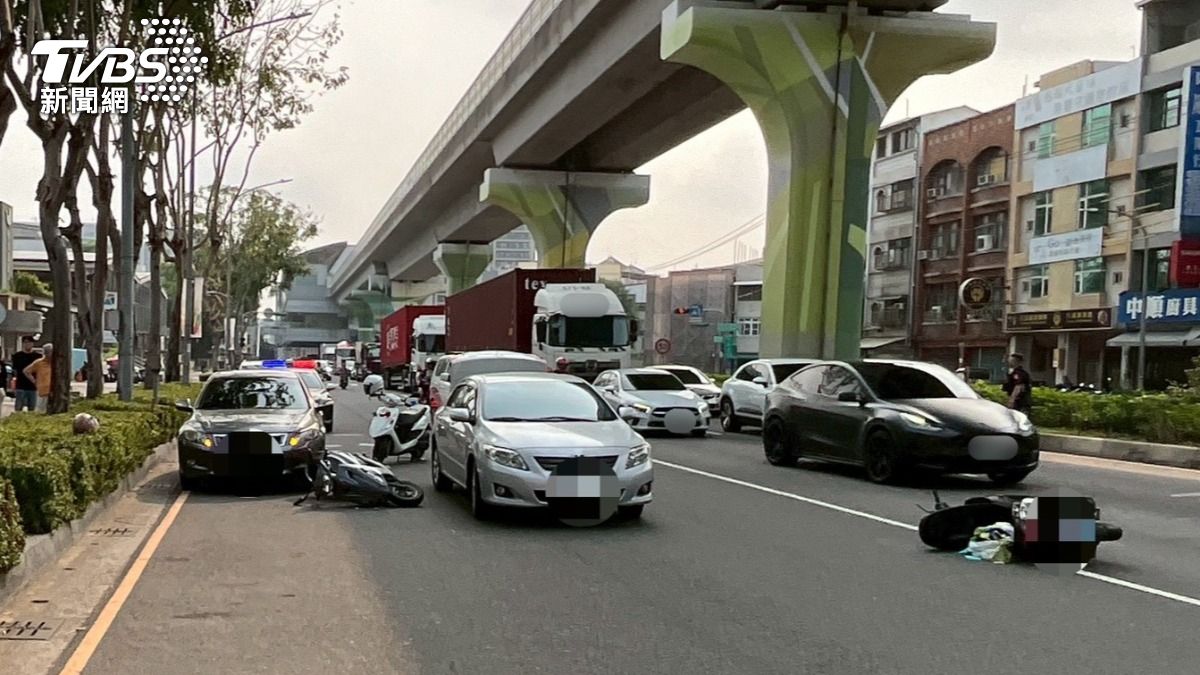高雄楠梓加昌路,16日早上上班時段,正值上班尖峰時段,一輛小客車從路邊切入車道,造成後方兩部機車閃避不及追撞,乘客開門又波及1騎士。(圖/TVBS)