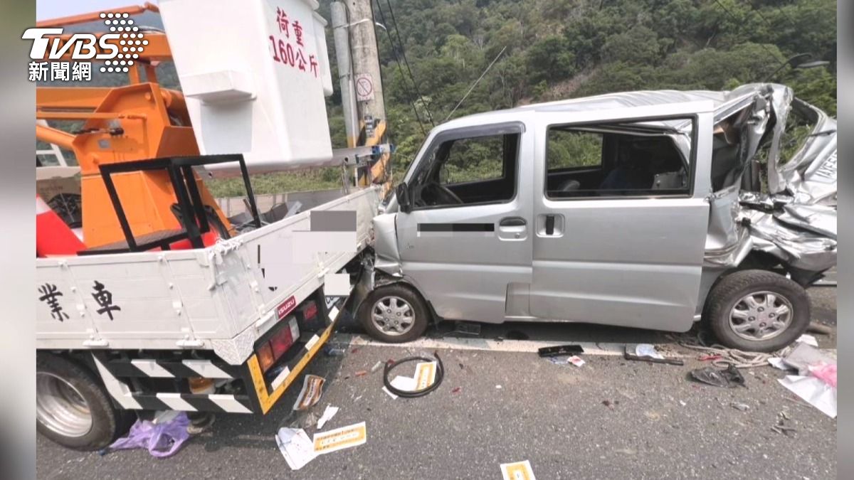 埔霧公路菜車下山恍神，追撞維修路燈的公所工程人員（圖／TVBS）