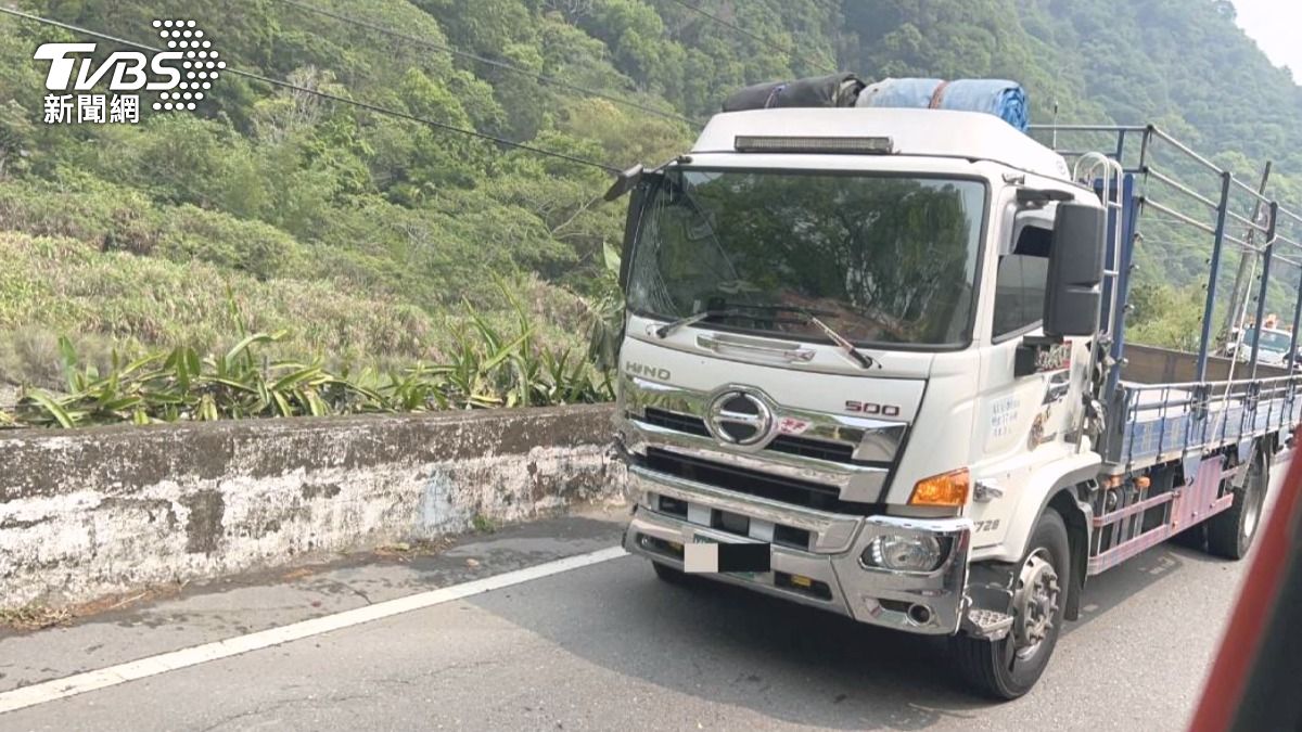 埔霧公路菜車下山恍神，追撞維修路燈的公所工程人員（圖／TVBS）