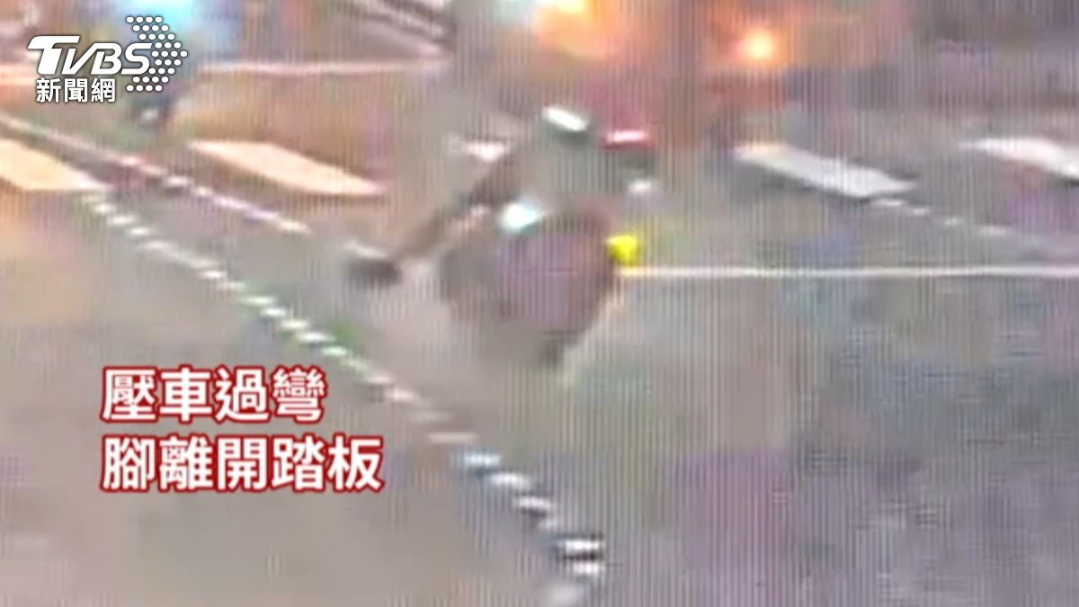 員警認為機車騎士騎車方式不當,涉及危險駕駛並依法開單。(圖/TVBS)