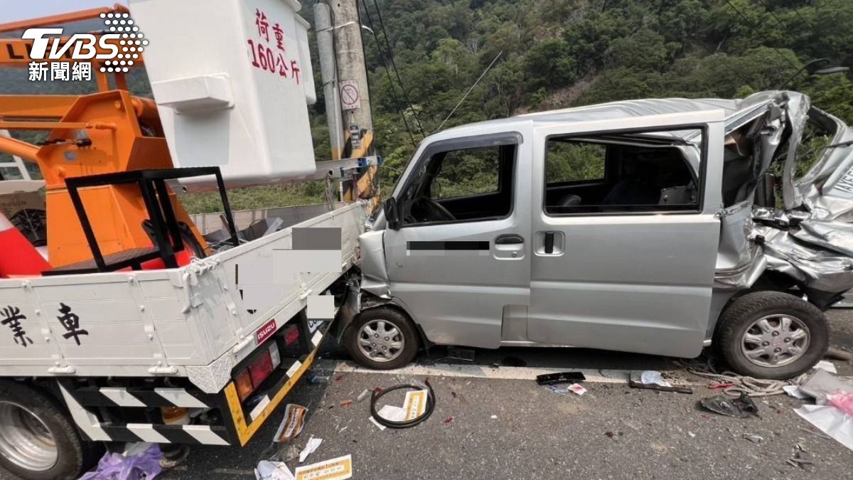 台14線修路燈挨撞！公所廂型車「變形全毀」　4員工夾困送醫