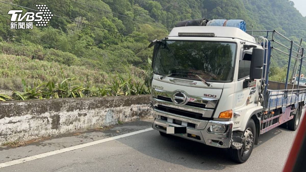南投車禍-台14線-台14線車禍-仁愛鄉公所-南豐村-仁愛鄉-仁愛鄉公所廂型車-大貨車追撞-道路養護隊員-南投大貨車追撞廂型車