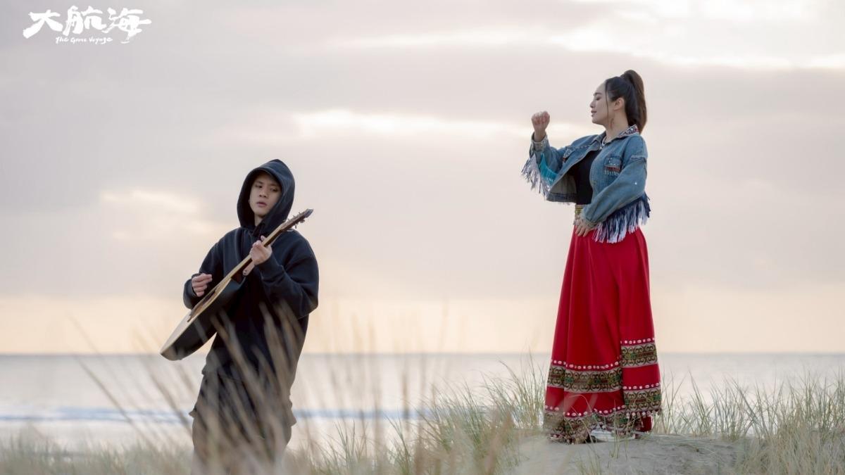阿蘭AC(左)跟舞思愛(右)一起獻唱阿美族傳統歌曲。(圖/阿洛無限提供)