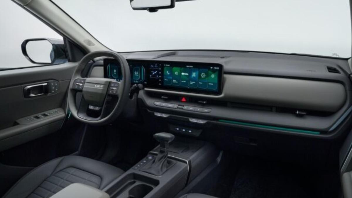 Seltos汽油車型仍採用傳統排檔桿。(圖/Kia)