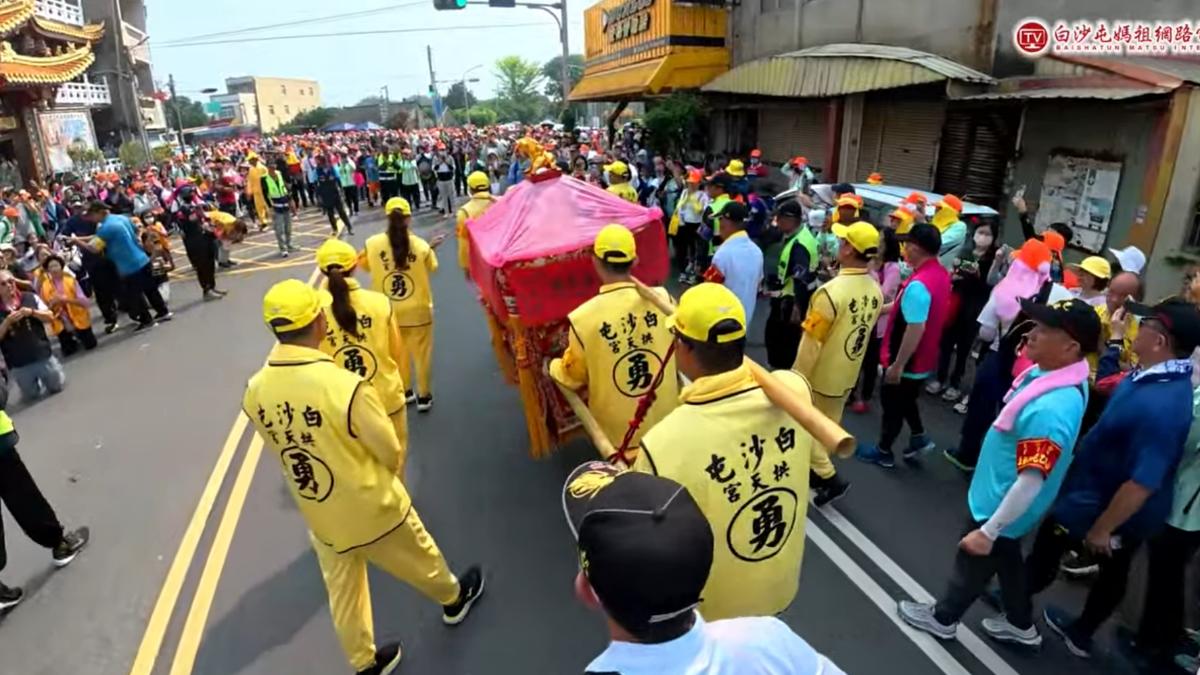 粉紅超跑神蹟!夫病危「妻淚求媽祖庇佑」 3年後康復成香燈腳還願