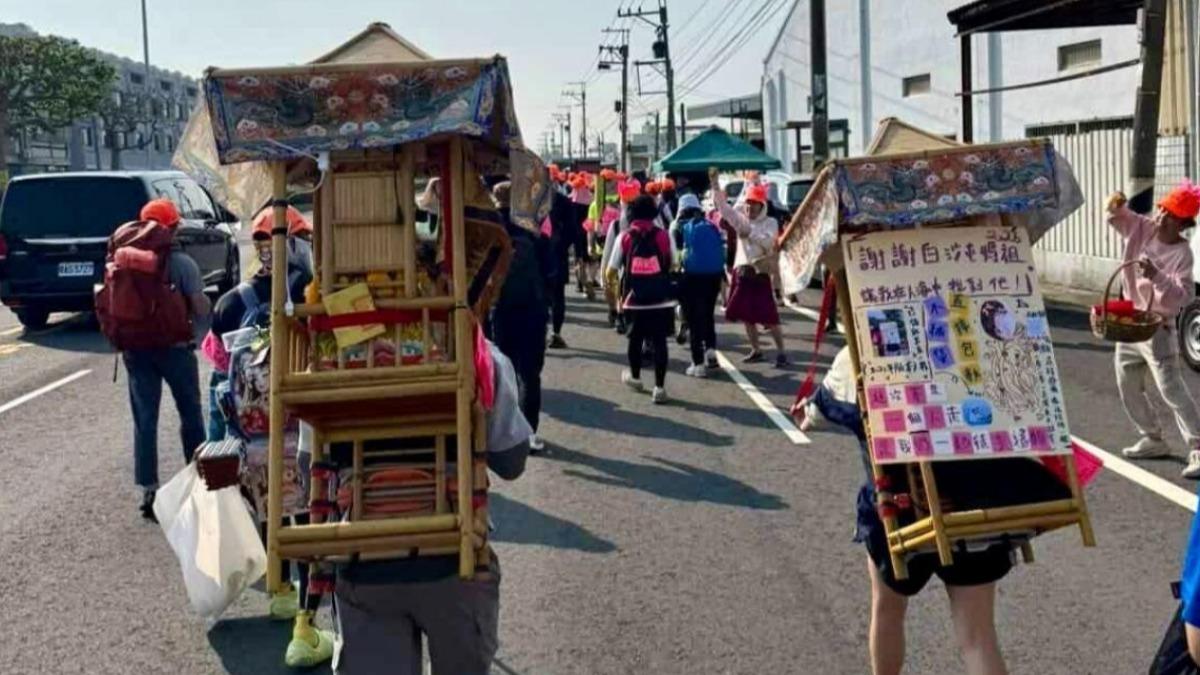 女信徒今年特地帶著另一半一同進香還願。(圖/翻攝自臉書社團「白沙屯媽祖全球徒步聯誼會」)
