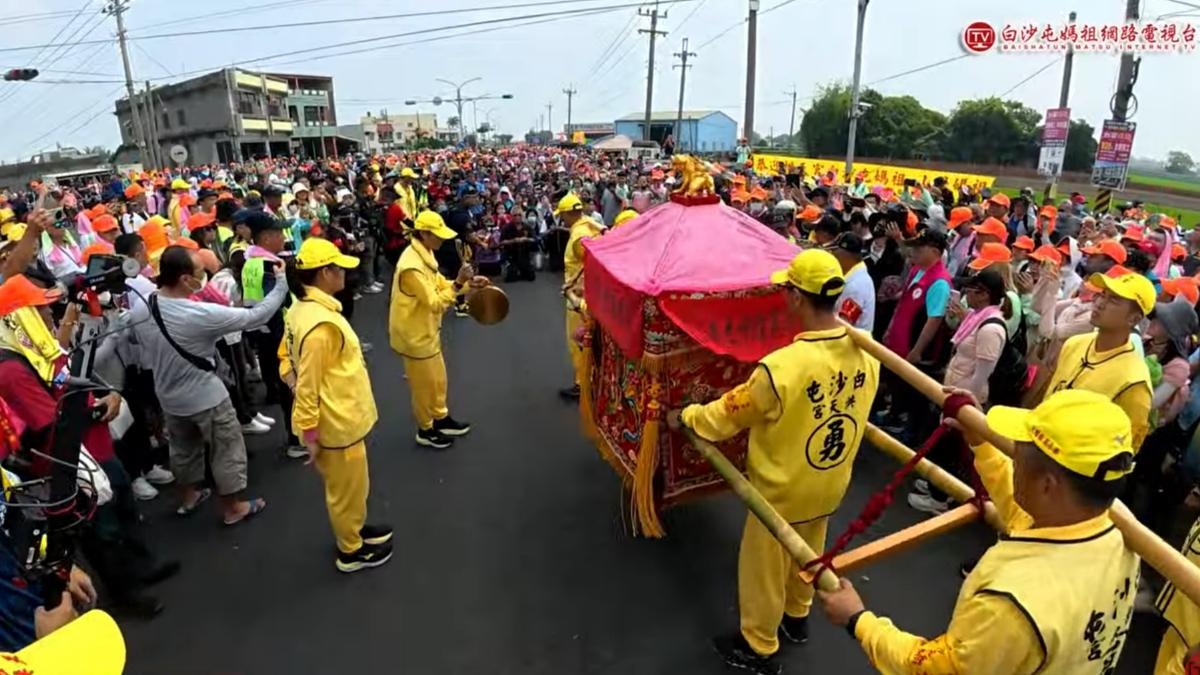白沙屯媽祖8天7夜進香行程中。(圖/翻攝自白沙屯媽祖網路電視台YT)