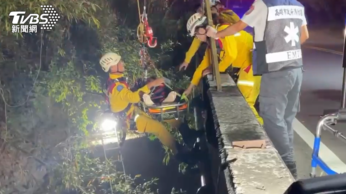 高雄燕巢中寮山,17日凌晨發生墜落意外,有民眾半夜經過發現報案,消防局出動吊掛設備,迅速將人救起(圖/TVBS)