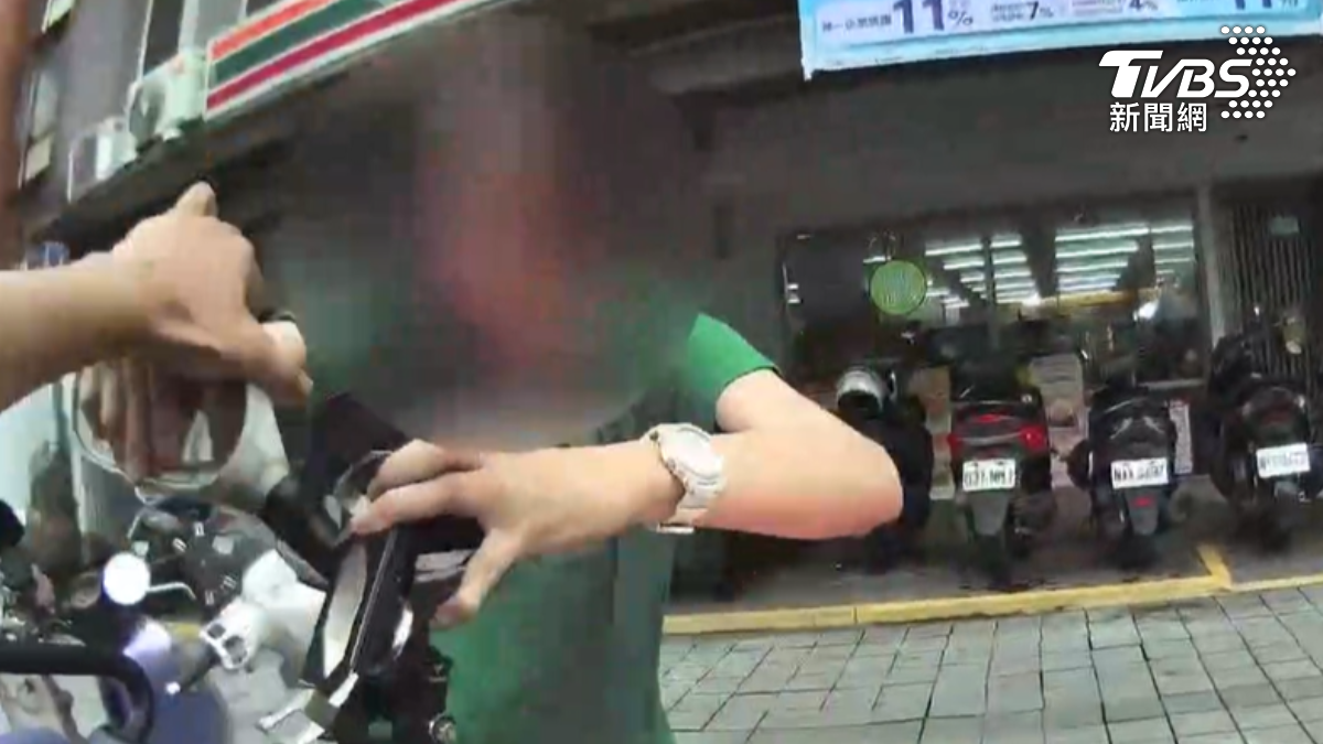 女大鬧中藥行,遭警勸離,她卻轉戰超商繼續鬧事。(圖/TVBS)