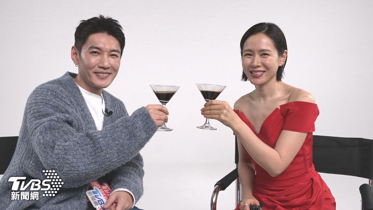 訪問尾聲孫藝珍還特別用m2膠原飲乾杯。(圖/TVBS)