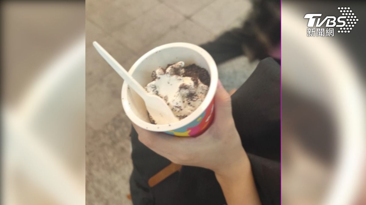 高雄新堀江商圈有2台冰淇淋自動販賣機，民眾買了北海道牛奶口味，吃了一口發現已經臭酸掉了（圖／民眾提供）