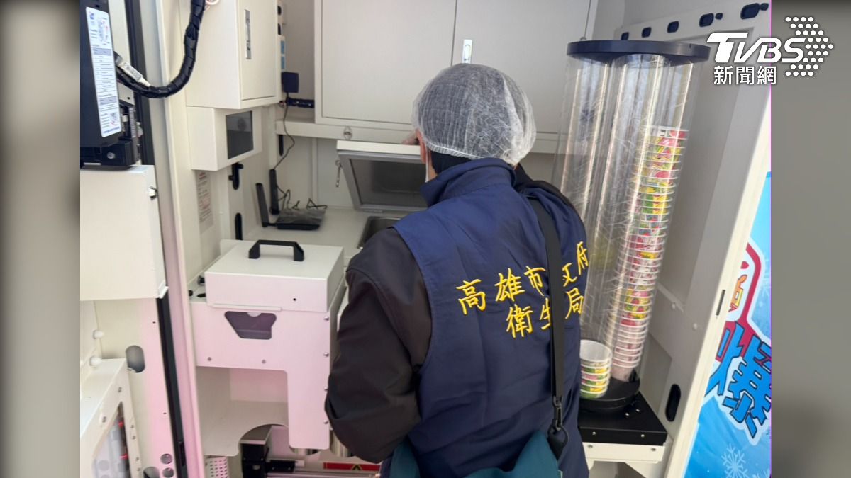 衛生局出手稽查，打開機器仔細檢查，也帶回冰淇淋成品檢驗，針對業者未標示名稱及聯絡方式，依食安法最高可處3百萬元（圖／TVBS）