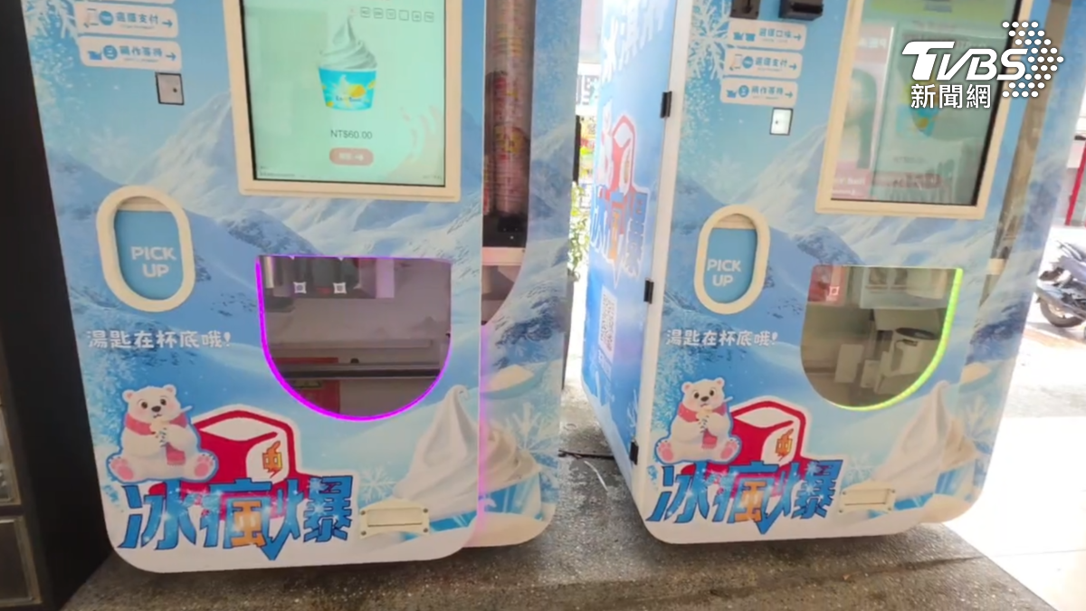 這台冰淇淋自動販賣機就位在高雄知名的新崛江商圈，牛奶口味冰淇淋吃起來酸酸的，消費者超傻眼，想要求業者退費，但卻沒有聯繫方式（圖／TVBS）