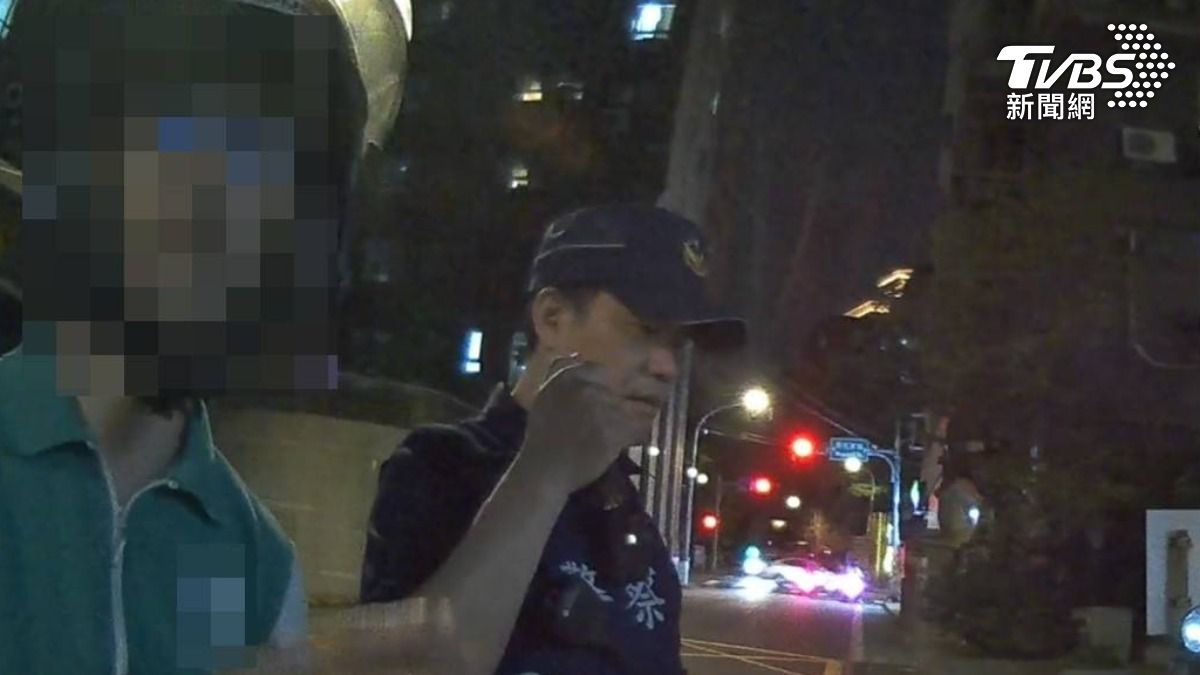 外送員與顧客僵持不下，警方到場協調。（圖／TVBS）
