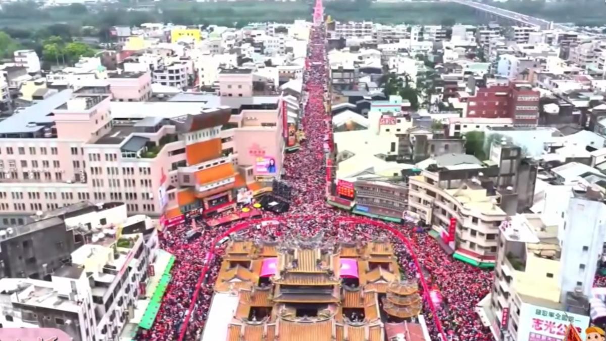 白沙屯媽祖駐駕北港朝天宮,街道滿滿人潮。(圖/翻攝自白沙屯拱天宮YT)