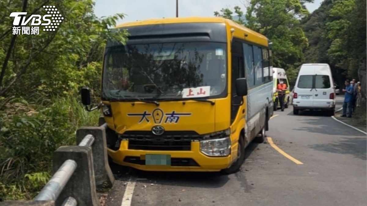 快訊／文化博物館外失控！北投公車自撞護欄　15乘客受傷送醫