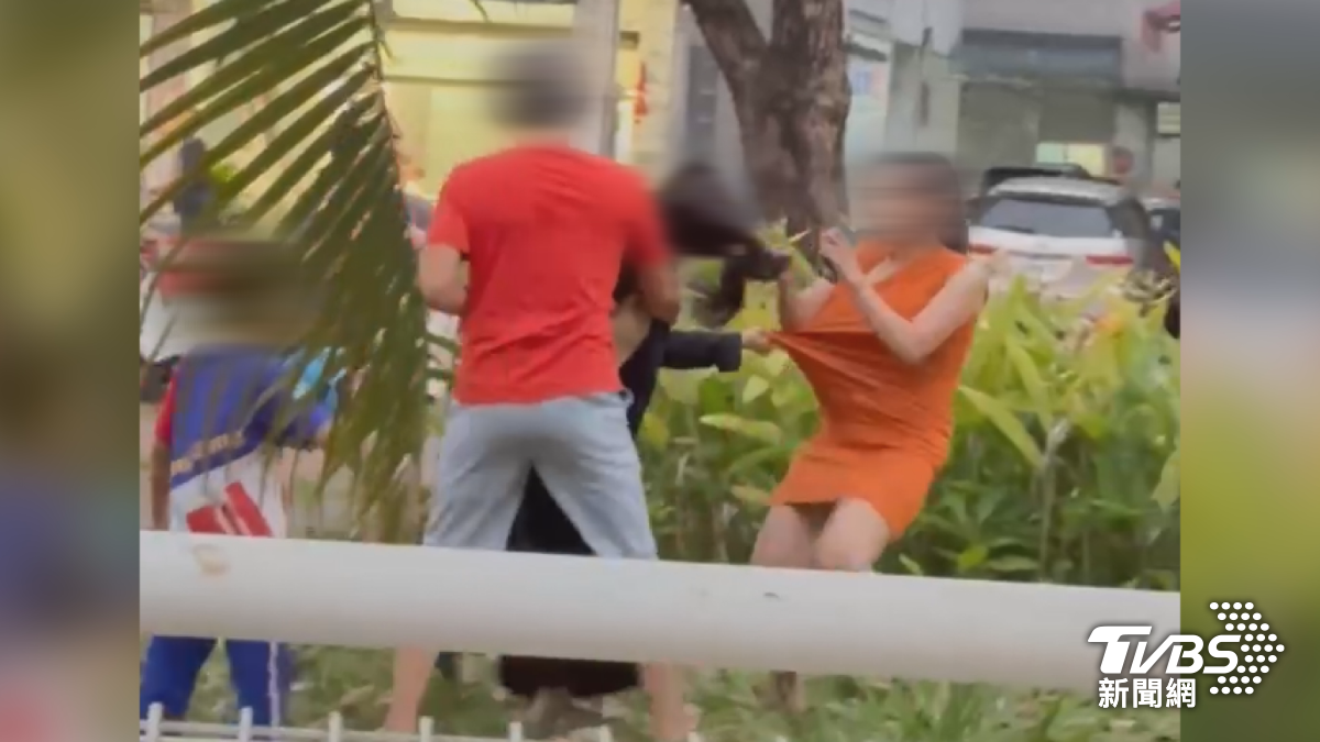 身穿橘衣的蔡女不僅拉扯、毆打黑衣女子，一旁的孩子被嚇到崩潰大哭，而拉人的男子，不是要制止自己的橘衣老婆，而是要把對方架住（圖／TVBS）