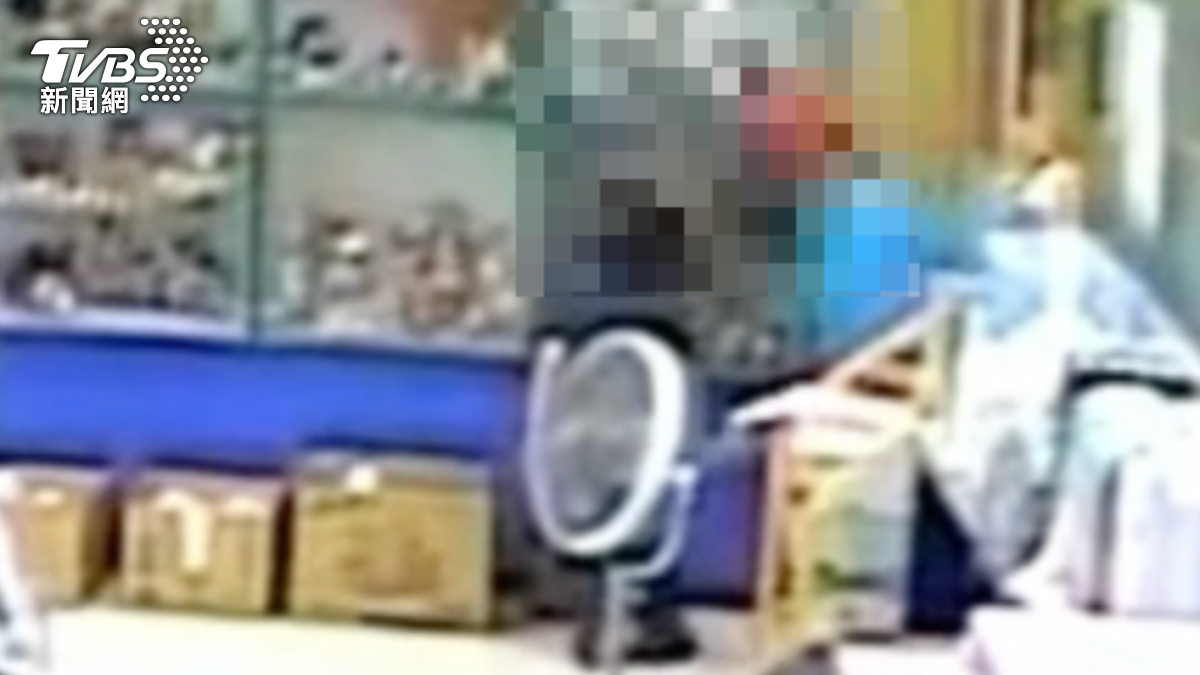 藍衣老翁進入藥局後伸手觸摸男童屁股。(圖/TVBS)