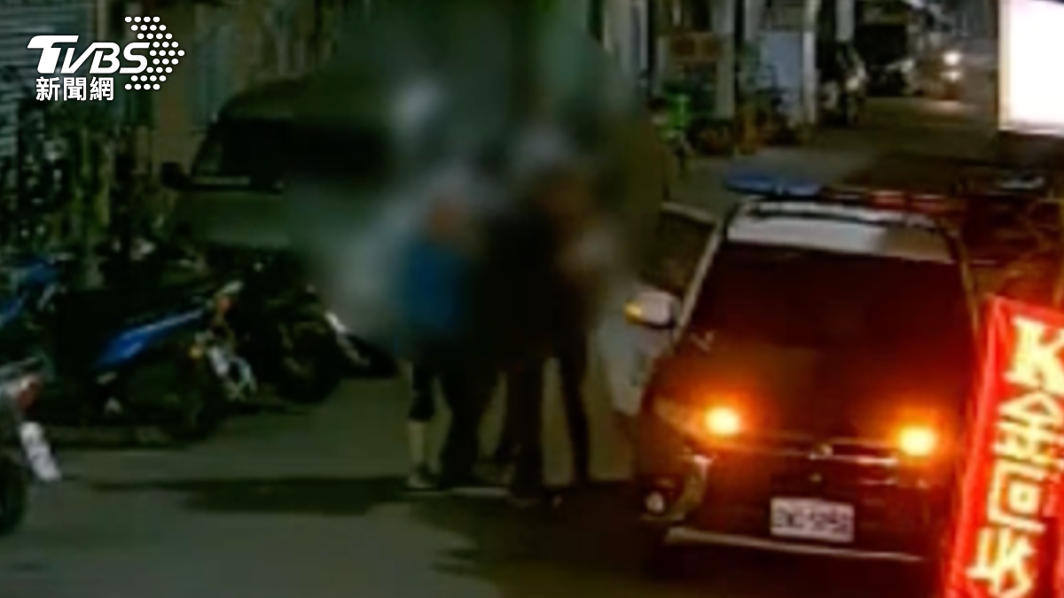 警方到場將老翁帶回法辦。(圖/TVBS)