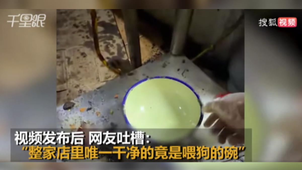 新疆烏魯木齊有一家網紅外賣牛排館,被稽查人員發現衛生程度堪比垃圾場。(圖/網路)