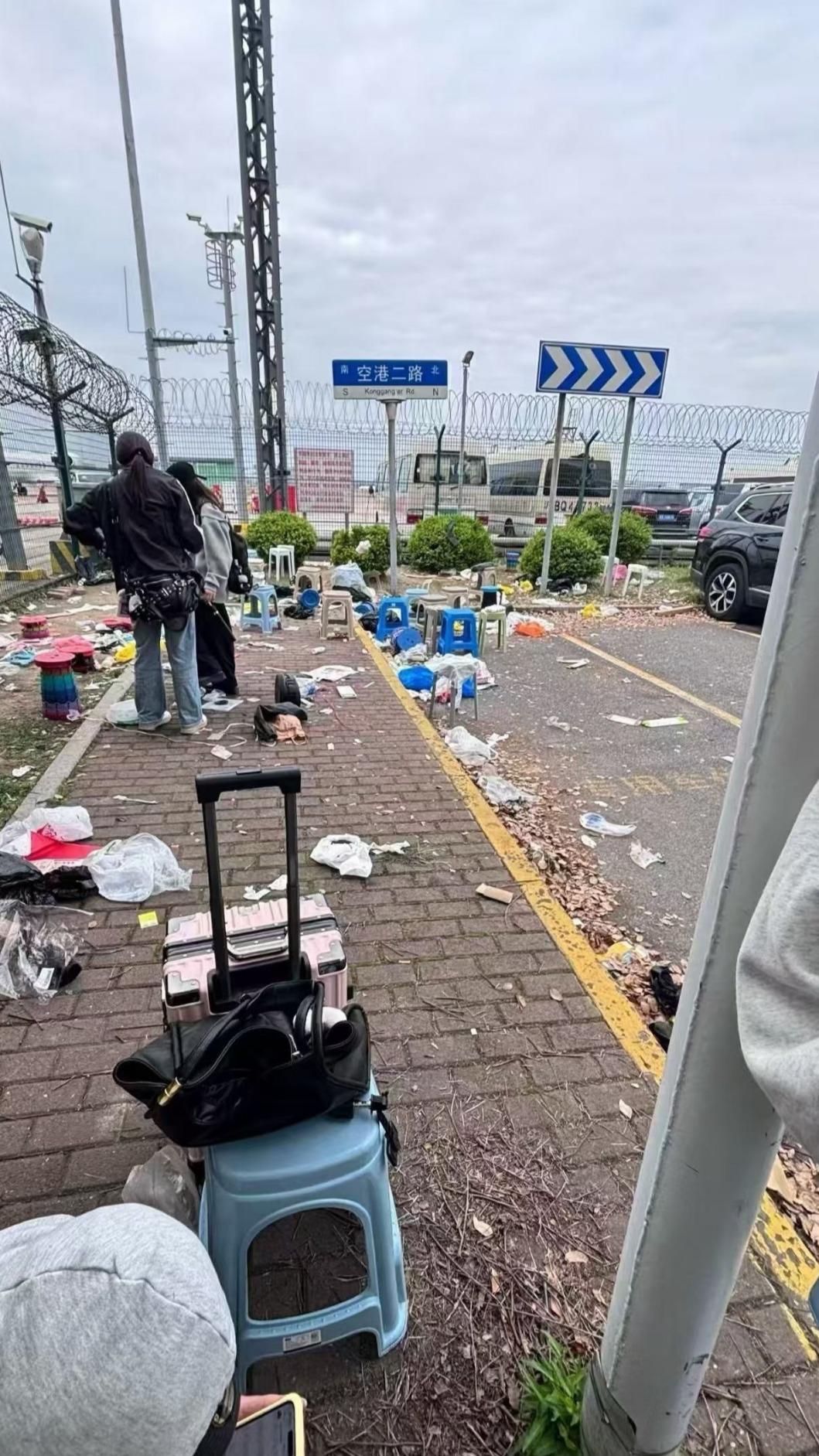 網傳私生追星現場滿地垃圾。(圖/翻攝微博)