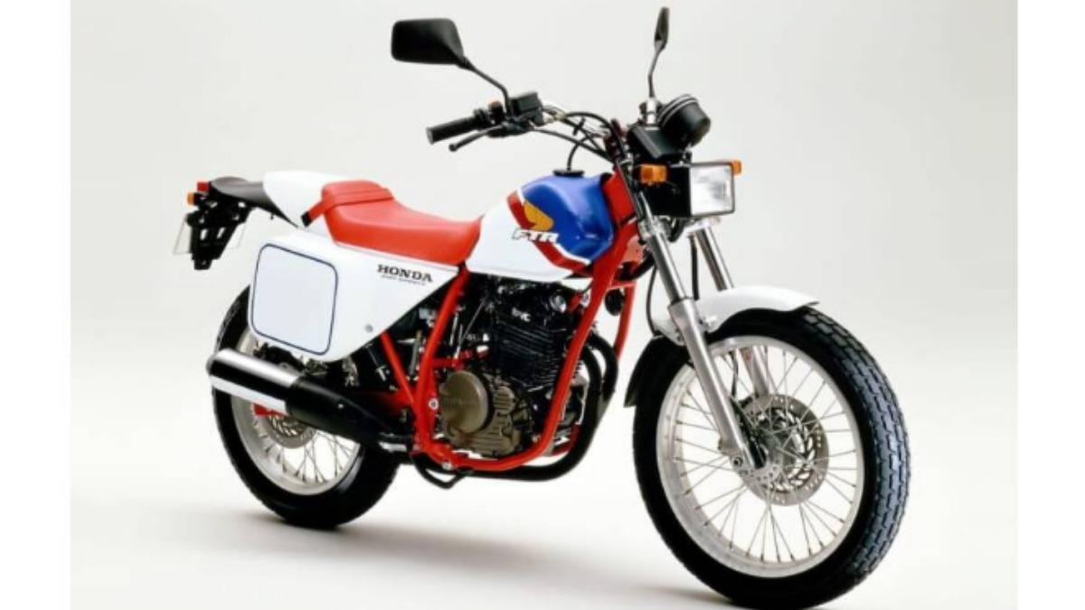 1986年問世的FTR250,則將這樣的賽道精神帶入街道,成為結合競技與日常的經典車型。(圖/Honda提供)