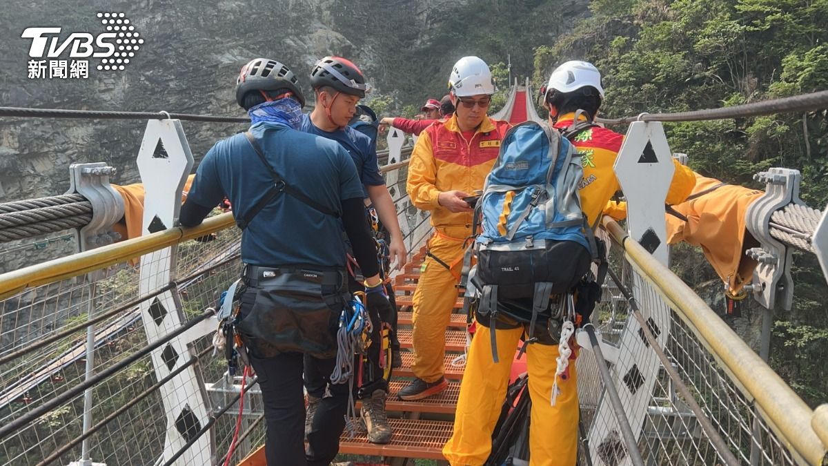 搜救人員協助將邱男遺體吊掛上橋。（圖／TVBS）