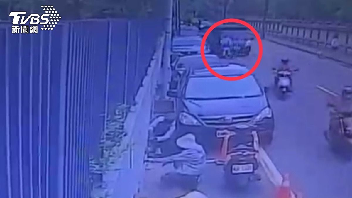 車禍造成坐輪椅的90歲老婦人與看護骨折送醫。(圖/TVBS)